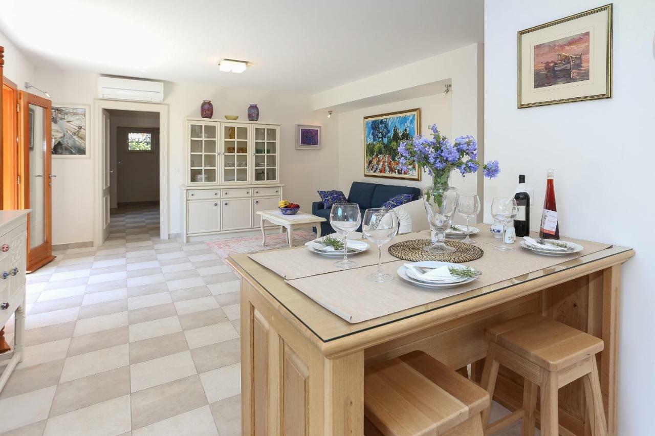Secret Garden Barada Beach Apartment Trogir Buitenkant foto