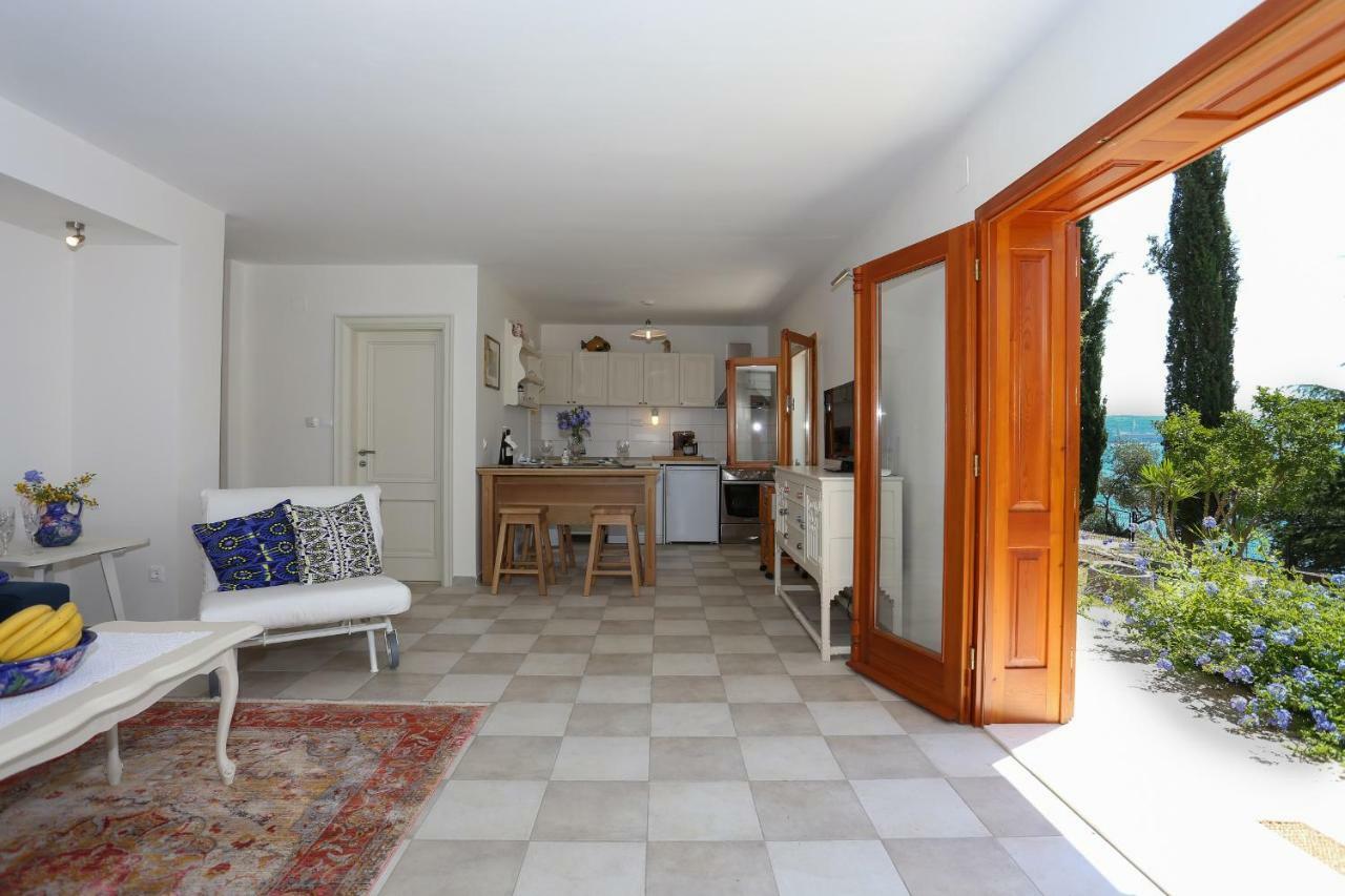 Secret Garden Barada Beach Apartment Trogir Buitenkant foto