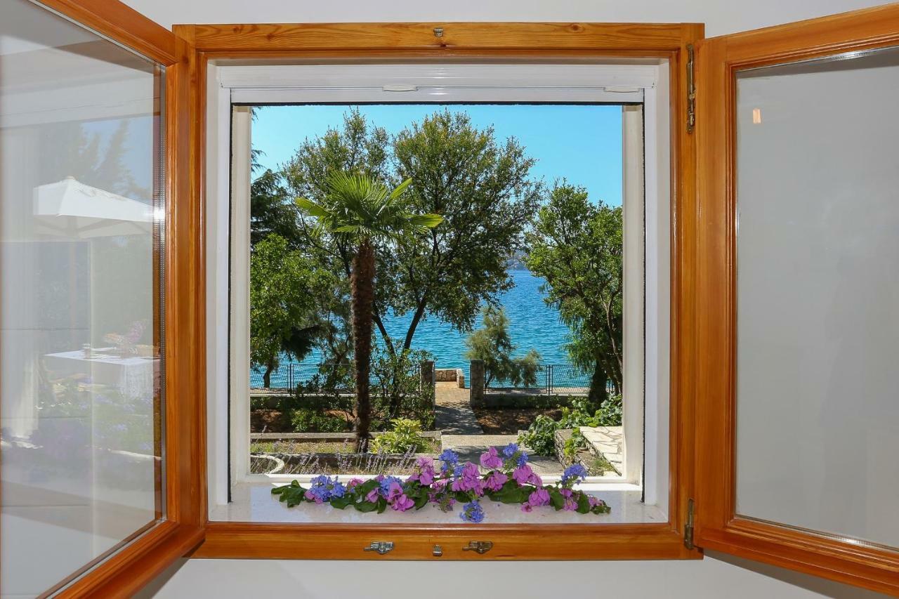 Secret Garden Barada Beach Apartment Trogir Buitenkant foto