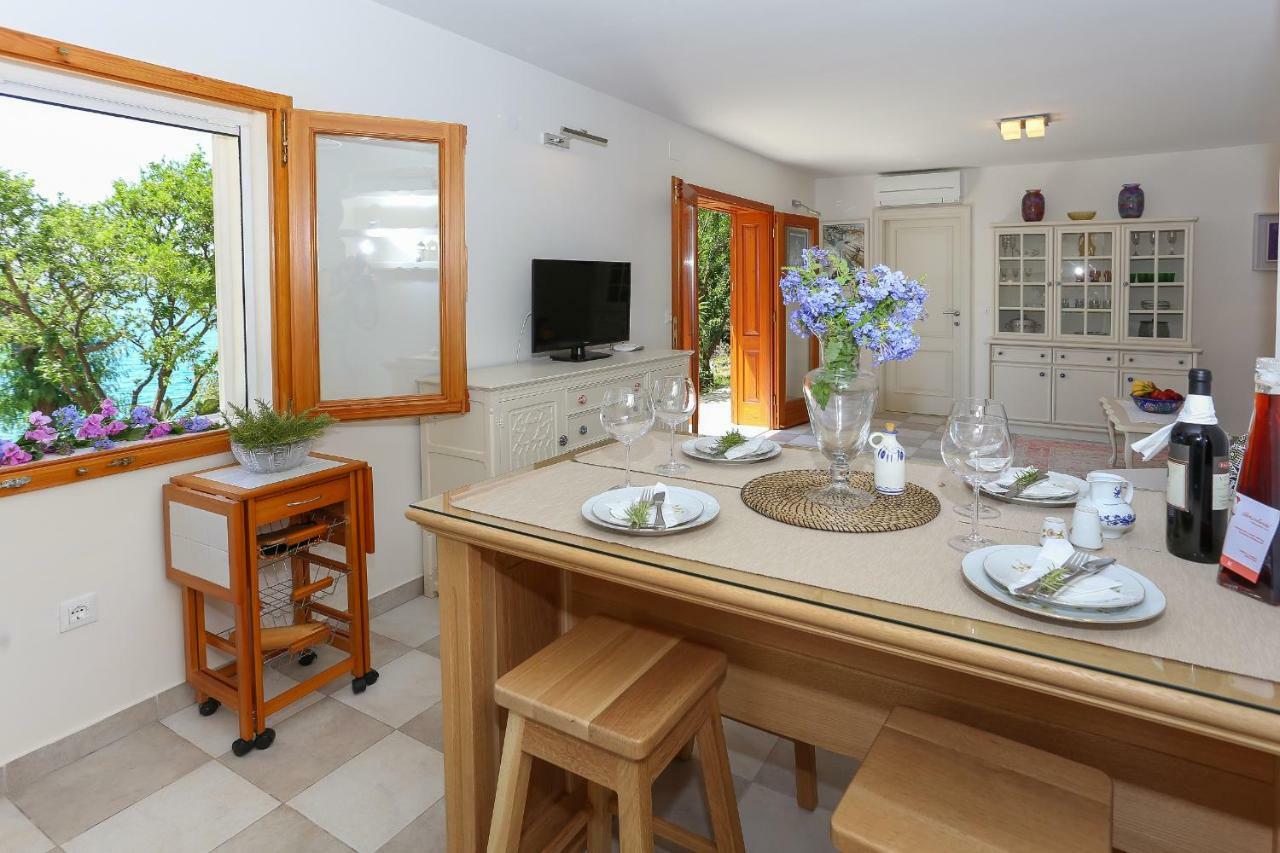 Secret Garden Barada Beach Apartment Trogir Buitenkant foto